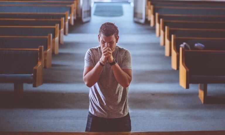 homem ajoelhado na igreja. a Parábola dos trabalhadores na vinha