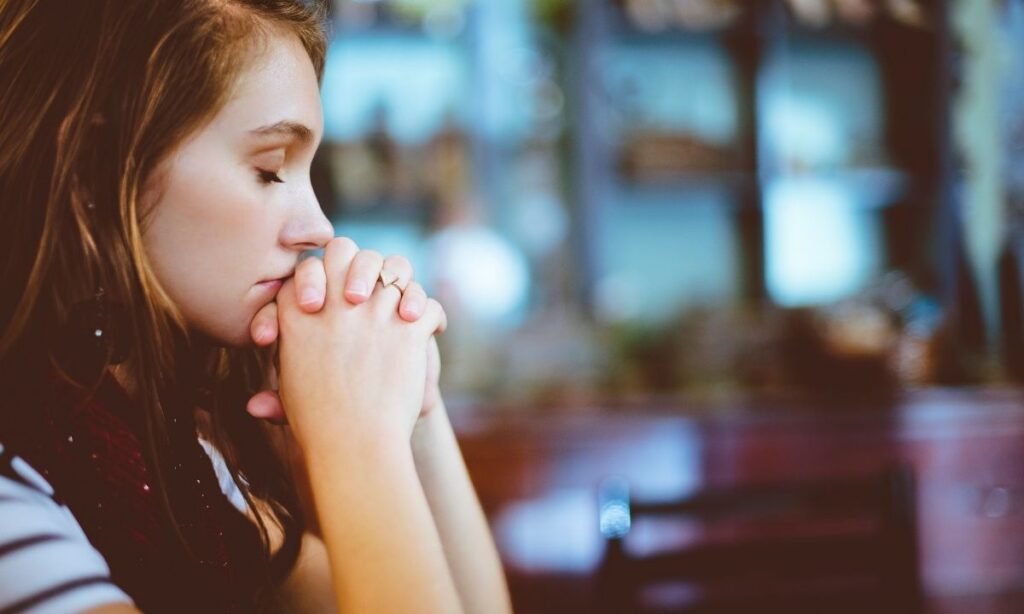 Moça orando a Deus - Como aumentar a fé em cristo