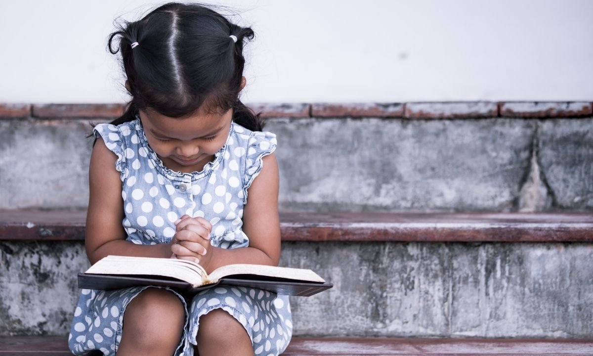criança com a Bíblia - estudar a Bíblia