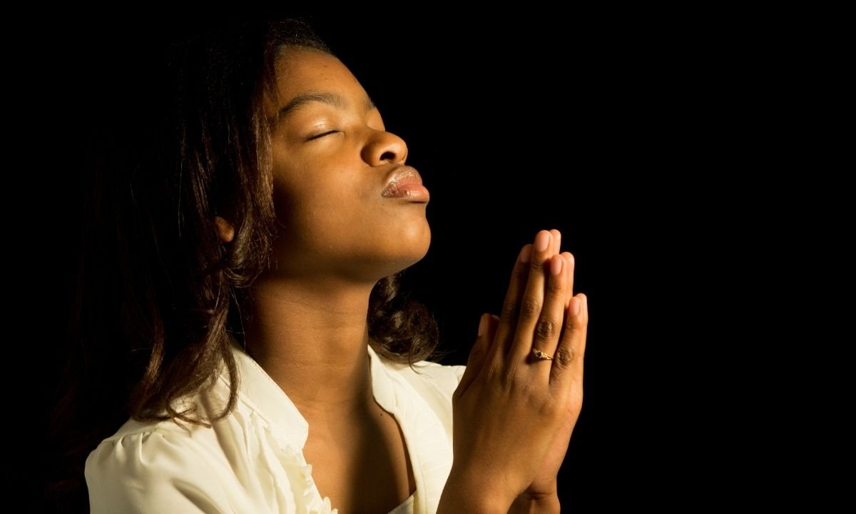 Jovem em oração - Como orar a Deus