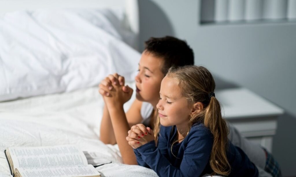crianças orando - Como orar a Deus